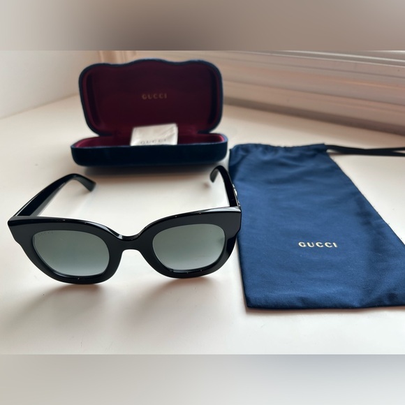 Elegant Gucci GG0208S Black Sunglasses - Picture 3 of 11